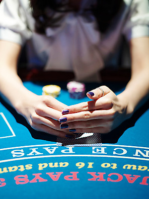 포토 JPG 손 놀이 레저 실내 손짓 근접촬영 신체부위 세로 놀이용품 게임 포커칩 도박 고객 카지노 블랙잭 국내포토 놀이칩 뷰포인트 모션 사람 내부 오브젝트 포커 파일형식