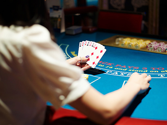 포토 JPG 손 놀이 레저 실내 손짓 신체부위 가로 놀이용품 게임 포커칩 도박 고객 카지노 블랙잭 국내포토 놀이칩 모션 사람 내부 오브젝트 포커 파일형식