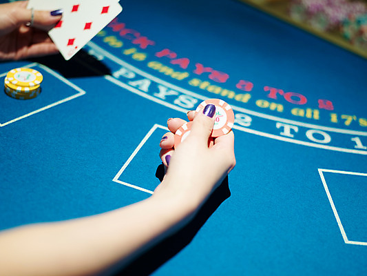 포토 JPG 손 놀이 레저 실내 손짓 근접촬영 신체부위 가로 놀이용품 게임 포커칩 도박 고객 카지노 블랙잭 국내포토 놀이칩 뷰포인트 모션 사람 내부 오브젝트 포커 파일형식