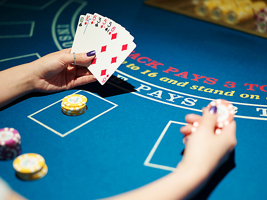 포토 JPG 손 놀이 레저 실내 손짓 신체부위 가로 놀이용품 게임 포커칩 도박 고객 카지노 블랙잭 국내포토 놀이칩 모션 사람 내부 오브젝트 포커 파일형식