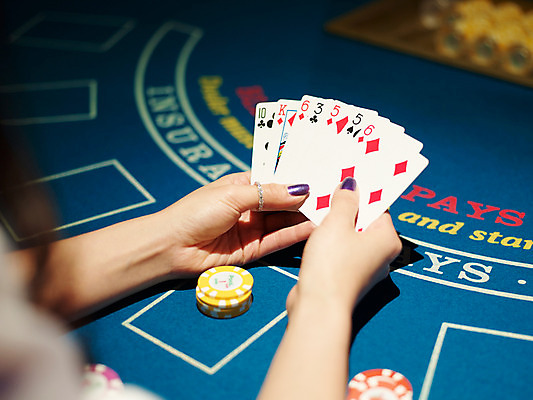 포토 JPG 손 놀이 레저 실내 손짓 신체부위 가로 놀이용품 게임 포커칩 도박 고객 카지노 블랙잭 국내포토 놀이칩 모션 사람 내부 오브젝트 포커 파일형식