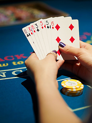 포토 JPG 손 놀이 레저 실내 손짓 신체부위 세로 놀이용품 게임 포커칩 도박 고객 카지노 블랙잭 국내포토 놀이칩 모션 사람 내부 오브젝트 포커 파일형식