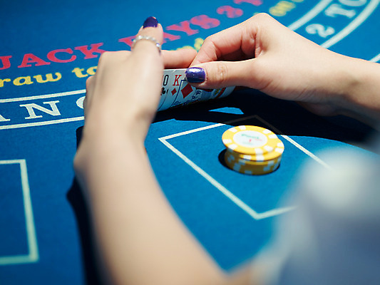 포토 JPG 손 놀이 레저 실내 손짓 신체부위 가로 놀이용품 게임 포커칩 도박 고객 카지노 블랙잭 국내포토 놀이칩 모션 사람 내부 오브젝트 포커 파일형식