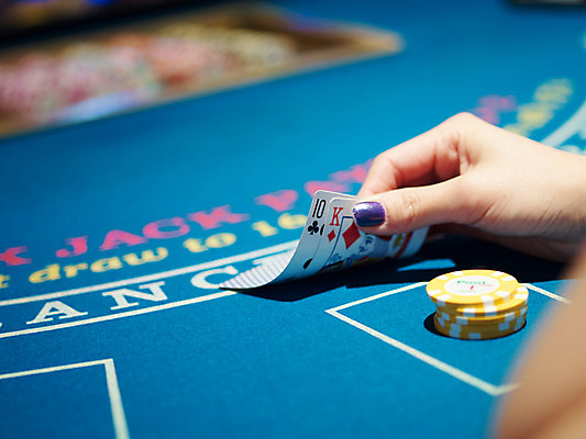 포토 JPG 손 놀이 레저 실내 손짓 근접촬영 신체부위 가로 놀이용품 게임 포커칩 도박 고객 카지노 블랙잭 국내포토 놀이칩 뷰포인트 모션 사람 내부 오브젝트 포커 파일형식