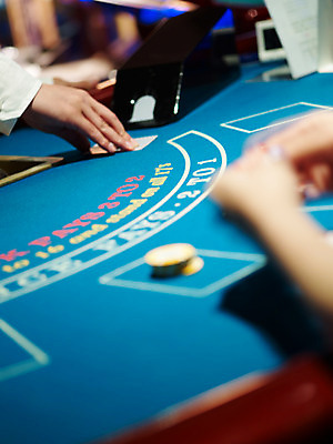 포토 JPG 손 놀이 레저 실내 손짓 신체부위 세로 놀이용품 게임 포커칩 도박 고객 카지노 딜러 블랙잭 국내포토 놀이칩 모션 사람 내부 오브젝트 포커 파일형식