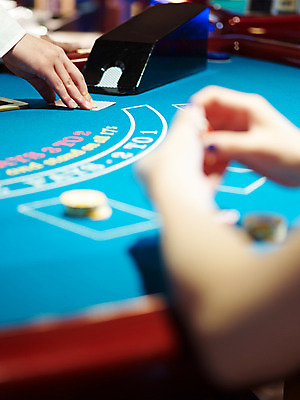 포토 JPG 손 놀이 레저 실내 손짓 신체부위 세로 놀이용품 게임 포커칩 도박 고객 카지노 딜러 블랙잭 국내포토 놀이칩 모션 사람 내부 오브젝트 포커 파일형식