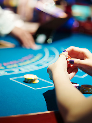 포토 JPG 손 놀이 레저 실내 손짓 근접촬영 신체부위 세로 놀이용품 게임 포커칩 도박 고객 카지노 딜러 블랙잭 국내포토 놀이칩 뷰포인트 모션 사람 내부 오브젝트 포커 파일형식