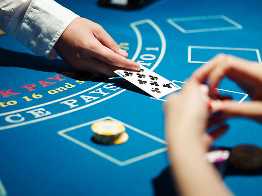 포토 JPG 손 놀이 레저 실내 손짓 신체부위 가로 놀이용품 게임 포커칩 도박 고객 카지노 딜러 블랙잭 국내포토 놀이칩 모션 사람 내부 오브젝트 포커 파일형식