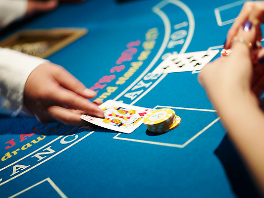 포토 JPG 손 놀이 레저 실내 손짓 신체부위 가로 놀이용품 게임 포커칩 도박 고객 카지노 딜러 블랙잭 국내포토 놀이칩 모션 사람 내부 오브젝트 포커 파일형식