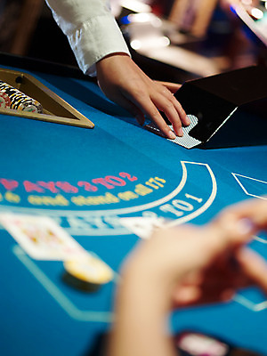 포토 JPG 손 놀이 레저 실내 손짓 신체부위 세로 놀이용품 게임 포커칩 도박 고객 카지노 딜러 블랙잭 국내포토 놀이칩 모션 사람 내부 오브젝트 포커 파일형식