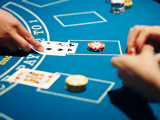 포토 JPG 손 놀이 레저 실내 손짓 신체부위 가로 놀이용품 게임 포커칩 도박 고객 카지노 딜러 블랙잭 국내포토 놀이칩 모션 사람 내부 오브젝트 포커 파일형식