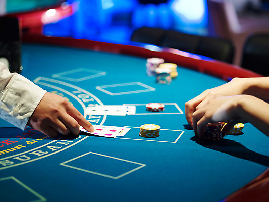 포토 JPG 손 놀이 레저 실내 손짓 신체부위 가로 놀이용품 게임 포커칩 도박 고객 카지노 딜러 블랙잭 국내포토 놀이칩 모션 사람 내부 오브젝트 포커 파일형식