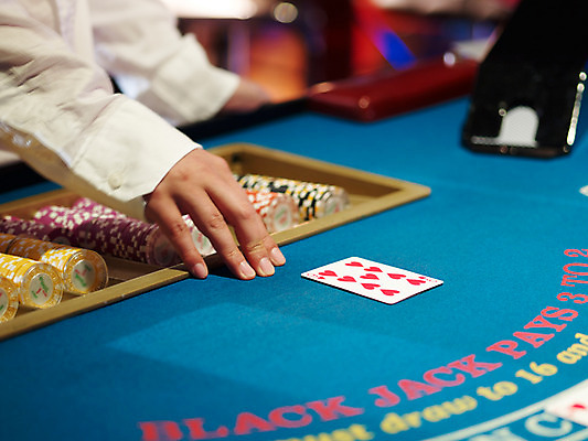 포토 JPG 손 놀이 레저 실내 손짓 신체부위 가로 놀이용품 게임 포커칩 도박 카지노 딜러 블랙잭 국내포토 놀이칩 모션 사람 내부 오브젝트 포커 파일형식