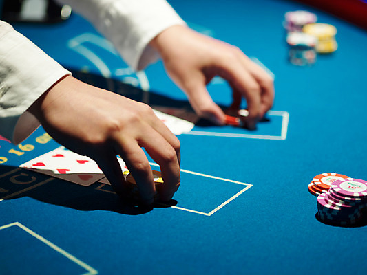 포토 JPG 손 놀이 레저 실내 손짓 근접촬영 신체부위 가로 놀이용품 게임 포커칩 도박 카지노 딜러 블랙잭 국내포토 놀이칩 뷰포인트 모션 사람 내부 오브젝트 포커 파일형식