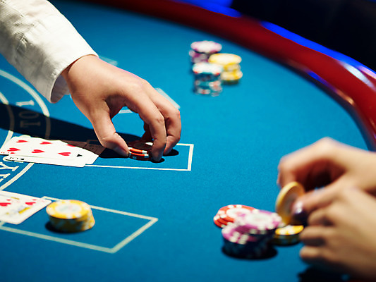 포토 JPG 손 놀이 레저 실내 손짓 근접촬영 신체부위 가로 놀이용품 게임 포커칩 도박 고객 카지노 딜러 블랙잭 국내포토 놀이칩 뷰포인트 모션 사람 내부 오브젝트 포커 파일형식