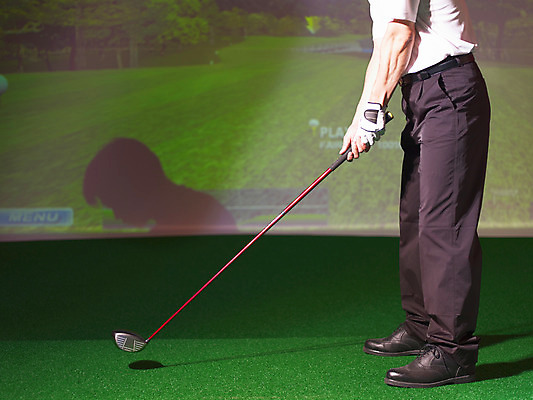 포토 JPG 구두 스포츠용품 바지 놀이 레저 실내 그림자 가로 레포츠 구기 스크린 골프채 게임 스윙 카지노 클럽 골프장갑 인조잔디 골프연습장 스크린골프 스크린골프장 국내포토 스포츠 포즈 장갑 신발 골프 골프장 하의 골프용품 잔디 내부 도박 오브젝트 파일형식
