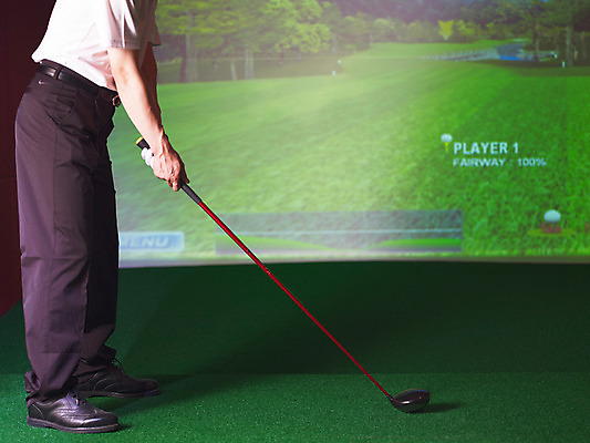 포토 JPG 구두 스포츠용품 바지 놀이 레저 실내 가로 레포츠 구기 스크린 골프채 게임 스윙 카지노 클럽 인조잔디 골프연습장 스크린골프 스크린골프장 국내포토 스포츠 포즈 신발 골프 골프장 하의 골프용품 잔디 내부 도박 오브젝트 파일형식