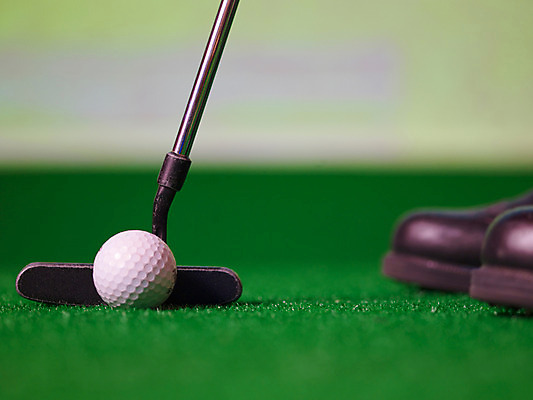 포토 JPG 스포츠용품 골프 놀이 레저 골프공 실내 근접촬영 가로 레포츠 구기 골프채 게임 스윙 카지노 인조잔디 골프연습장 국내포토 스포츠 뷰포인트 포즈 공 골프장 골프용품 잔디 내부 도박 오브젝트 파일형식