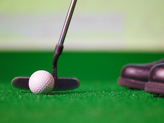 포토 JPG 스포츠용품 골프 놀이 레저 골프공 실내 근접촬영 가로 레포츠 구기 골프채 게임 스윙 카지노 인조잔디 레저오락 골프연습장 국내포토 스포츠 뷰포인트 포즈 공 골프장 골프용품 잔디 내부 도박 오브젝트 파일형식