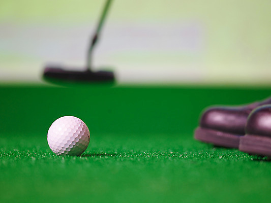 포토 JPG 스포츠용품 골프 놀이 레저 골프공 실내 근접촬영 가로 레포츠 구기 골프채 게임 스윙 카지노 인조잔디 골프연습장 국내포토 스포츠 뷰포인트 포즈 공 골프장 골프용품 잔디 내부 도박 오브젝트 파일형식