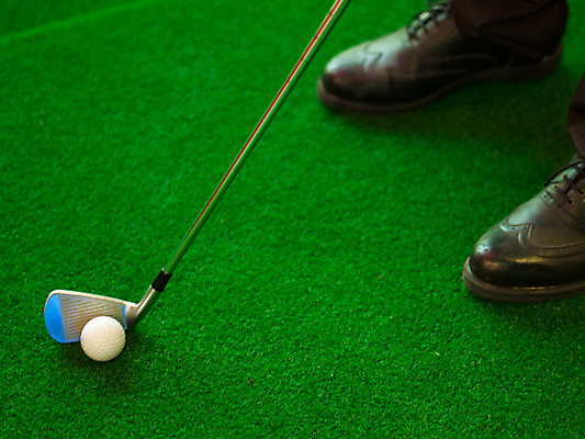 포토 JPG 구두 스포츠용품 골프 놀이 레저 골프공 실내 가로 레포츠 구기 골프채 게임 스윙 카지노 인조잔디 골프연습장 국내포토 스포츠 포즈 신발 공 골프장 골프용품 잔디 내부 도박 오브젝트 파일형식