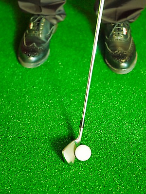 포토 JPG 구두 스포츠용품 골프 놀이 레저 골프공 실내 세로 레포츠 구기 골프채 게임 스윙 카지노 인조잔디 골프연습장 국내포토 스포츠 포즈 신발 공 골프장 골프용품 잔디 내부 도박 오브젝트 파일형식