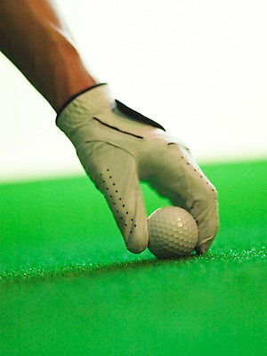 포토 JPG 손 스포츠용품 골프 놀이 레저 골프공 실내 근접촬영 신체부위 세로 레포츠 구기 게임 카지노 골프장갑 인조잔디 골프연습장 국내포토 스포츠 뷰포인트 장갑 공 골프장 골프용품 사람 잔디 내부 도박 오브젝트 파일형식