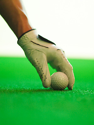 포토 JPG 손 스포츠용품 골프 놀이 레저 골프공 실내 근접촬영 신체부위 세로 레포츠 구기 게임 카지노 골프장갑 인조잔디 골프연습장 국내포토 스포츠 뷰포인트 장갑 공 골프장 골프용품 사람 잔디 내부 도박 오브젝트 파일형식