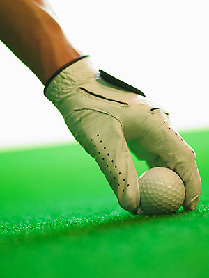 포토 JPG 손 스포츠용품 골프 놀이 레저 골프공 실내 근접촬영 신체부위 세로 레포츠 구기 게임 카지노 골프장갑 인조잔디 골프연습장 국내포토 스포츠 뷰포인트 장갑 공 골프장 골프용품 사람 잔디 내부 도박 오브젝트 파일형식