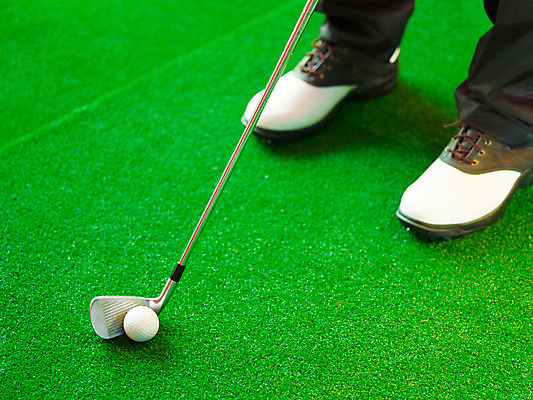 포토 JPG 구두 스포츠용품 골프 놀이 레저 골프공 실내 가로 레포츠 구기 골프채 게임 스윙 카지노 인조잔디 골프연습장 국내포토 스포츠 포즈 신발 공 골프장 골프용품 잔디 내부 도박 오브젝트 파일형식