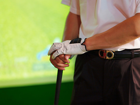 포토 JPG 손 스포츠용품 바지 놀이 레저 실내 신체부위 가로 레포츠 구기 골프채 벨트 게임 카지노 클럽 골프장갑 인조잔디 골프연습장 스크린골프 스크린골프장 국내포토 잡화 스포츠 장갑 골프 골프장 하의 골프용품 사람 잔디 내부 도박 오브젝트 파일형식