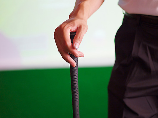 포토 JPG 손 스포츠용품 놀이 레저 실내 근접촬영 신체부위 가로 레포츠 구기 골프채 게임 카지노 클럽 인조잔디 골프연습장 스크린골프 스크린골프장 국내포토 스포츠 뷰포인트 골프 골프장 골프용품 사람 잔디 내부 도박 오브젝트 파일형식