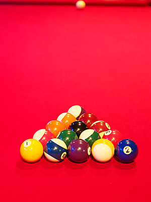 포토 JPG 스포츠용품 로우앵글 공 놀이 레저 실내 사람없음 세로 구기 게임 당구 포켓볼 카지노 당구대 레저오락 국내포토 스포츠 뷰포인트 내부 도박 오브젝트 파일형식