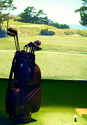 포토 JPG 스포츠용품 놀이 레저 골프공 실내 사람없음 세로 레포츠 구기 골프채 게임 골프가방 카지노 클럽 인조잔디 골프연습장 스크린골프 스크린골프장 국내포토 스포츠 골프 가방 공 골프장 골프용품 잔디 내부 도박 오브젝트 파일형식