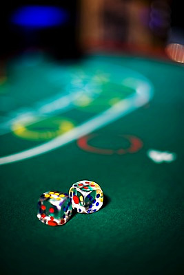 포토 JPG 컬러 생활용품 놀이 레저 실내 근접촬영 사람없음 아웃포커스 세로 초록색 놀이용품 게임 도박 카지노 주사위 주사위놀이 바카라 국내포토 뷰포인트 촬영기법 내부 오브젝트 파일형식