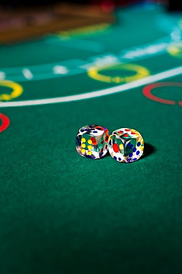 포토 JPG 컬러 생활용품 놀이 레저 실내 근접촬영 사람없음 아웃포커스 세로 초록색 놀이용품 게임 도박 카지노 주사위 주사위놀이 바카라 국내포토 뷰포인트 촬영기법 내부 오브젝트 파일형식