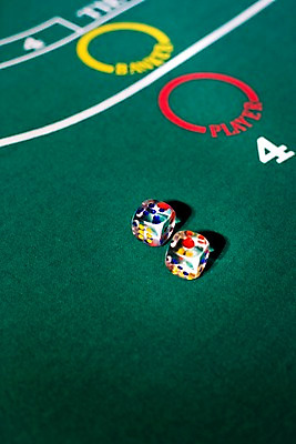 포토 JPG 컬러 생활용품 놀이 레저 실내 근접촬영 사람없음 아웃포커스 세로 초록색 놀이용품 게임 도박 카지노 주사위 주사위놀이 바카라 국내포토 뷰포인트 촬영기법 내부 오브젝트 파일형식