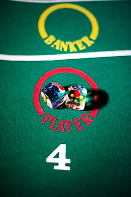 포토 JPG 컬러 생활용품 놀이 레저 실내 근접촬영 사람없음 아웃포커스 세로 초록색 놀이용품 게임 도박 카지노 주사위 주사위놀이 바카라 국내포토 뷰포인트 촬영기법 내부 오브젝트 파일형식