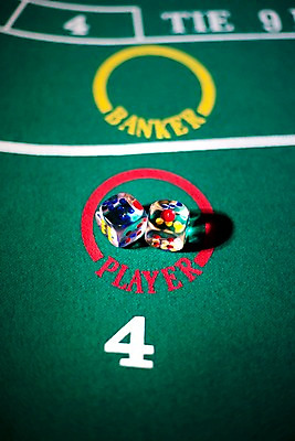 포토 JPG 컬러 생활용품 놀이 레저 실내 근접촬영 사람없음 아웃포커스 세로 초록색 놀이용품 게임 도박 카지노 주사위 주사위놀이 바카라 국내포토 뷰포인트 촬영기법 내부 오브젝트 파일형식