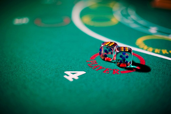 포토 JPG 생활용품 놀이 레저 실내 근접촬영 사람없음 아웃포커스 가로 놀이용품 게임 도박 카지노 주사위 주사위놀이 바카라 국내포토 뷰포인트 촬영기법 내부 오브젝트 파일형식