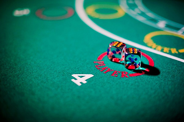 포토 JPG 컬러 생활용품 놀이 레저 실내 근접촬영 사람없음 아웃포커스 가로 초록색 놀이용품 게임 도박 카지노 주사위 주사위놀이 바카라 국내포토 뷰포인트 촬영기법 내부 오브젝트 파일형식