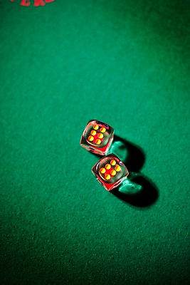 포토 JPG 컬러 생활용품 놀이 레저 실내 근접촬영 사람없음 세로 초록색 놀이용품 게임 도박 카지노 주사위 주사위놀이 바카라 국내포토 뷰포인트 내부 오브젝트 파일형식