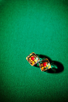 포토 JPG 컬러 생활용품 놀이 레저 실내 근접촬영 사람없음 세로 초록색 놀이용품 게임 도박 카지노 주사위 주사위놀이 바카라 국내포토 뷰포인트 내부 오브젝트 파일형식