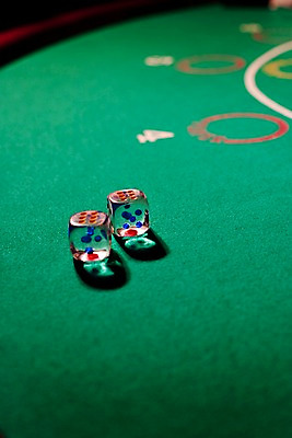 포토 JPG 컬러 생활용품 놀이 레저 실내 근접촬영 사람없음 세로 초록색 놀이용품 게임 도박 카지노 주사위 주사위놀이 바카라 국내포토 뷰포인트 내부 오브젝트 파일형식
