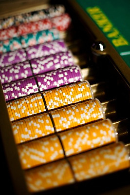 포토 JPG 생활용품 놀이 레저 실내 근접촬영 사람없음 아웃포커스 세로 놀이용품 게임 포커칩 도박 카지노 바카라 국내포토 놀이칩 뷰포인트 촬영기법 내부 오브젝트 포커 파일형식