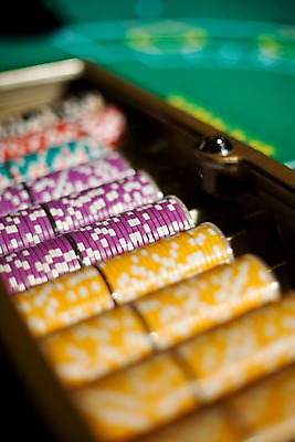 포토 JPG 생활용품 놀이 레저 실내 근접촬영 사람없음 아웃포커스 세로 놀이용품 게임 포커칩 도박 카지노 바카라 국내포토 놀이칩 뷰포인트 촬영기법 내부 오브젝트 포커 파일형식