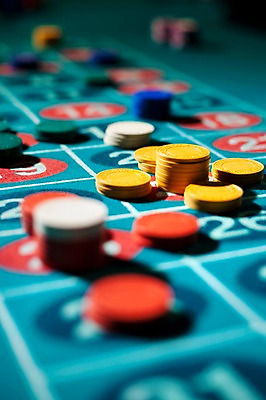 포토 JPG 생활용품 놀이 레저 실내 근접촬영 사람없음 아웃포커스 세로 놀이용품 게임 포커칩 도박 카지노 룰렛 룰렛테이블 국내포토 놀이칩 뷰포인트 촬영기법 내부 오브젝트 포커 파일형식