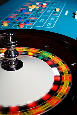 포토 JPG 생활용품 놀이 레저 실내 사람없음 세로 놀이용품 게임 포커칩 도박 카지노 회전 룰렛 룰렛테이블 국내포토 놀이칩 내부 오브젝트 포커 파일형식