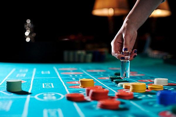 포토 JPG 손 놀이 레저 실내 신체부위 가로 게임 포커칩 도박 카지노 딜러 룰렛 룰렛테이블 국내포토 놀이칩 사람 내부 놀이용품 포커 파일형식