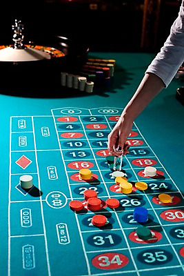 포토 JPG 손 놀이 레저 실내 손짓 신체부위 세로 게임 포커칩 도박 카지노 딜러 룰렛 룰렛테이블 국내포토 놀이칩 모션 사람 내부 놀이용품 포커 파일형식